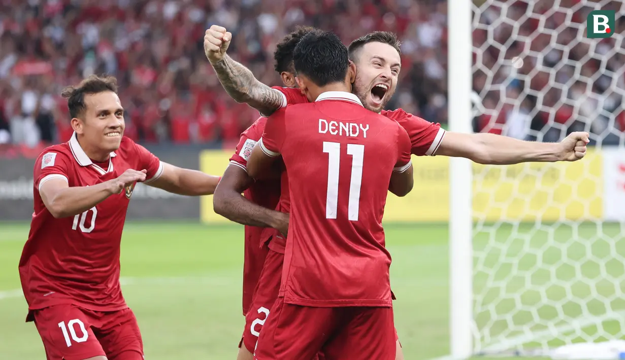 Pemain Timnas Indonesia, Marc Klok melakukan selebrasi bersama rekan-rekannya setelah mencetak gol ke gawang Thailand melalui eksekusi penalti dalam laga matchday ketiga Grup A Piala AFF 2022 di Stadion Utama Gelora Bung Karno, Senayan, Jakarta, Kamis (29/12/2022) sore WIB. (Bola.com/Abdul Aziz)