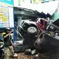 Truk tronton menabrak sejumlah kendaraan di depan RSU Muhammadiyah Siti Aminah Bumiayu, Brebes, Jawa Tengah, Senin (10/12). Kecelakaan ini mengakibatkan empat orang tewas. (Liputan6.com/Fajar Eko Nugroho)
