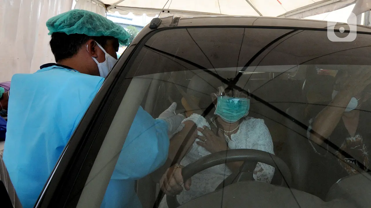 FOTO: 5.000 Warga Divaksin COVID-19 Secara Drive-Thru di Tangerang