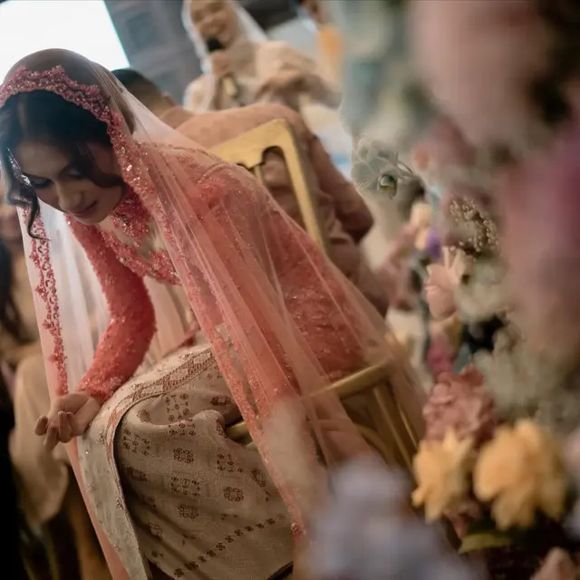 6 Potret Kebaya Lamaran Raisya Bawazier yang Memukau, Nuansa Pink Coral Lembut