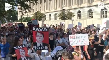 Warga AS melakukan demo penolakan Brett Kavanaugh menjadi Hakim Mahkamah Agung. Pasalnya Kavanaugh diduga terlibat dalam suatu kasus pelecehan seksual.