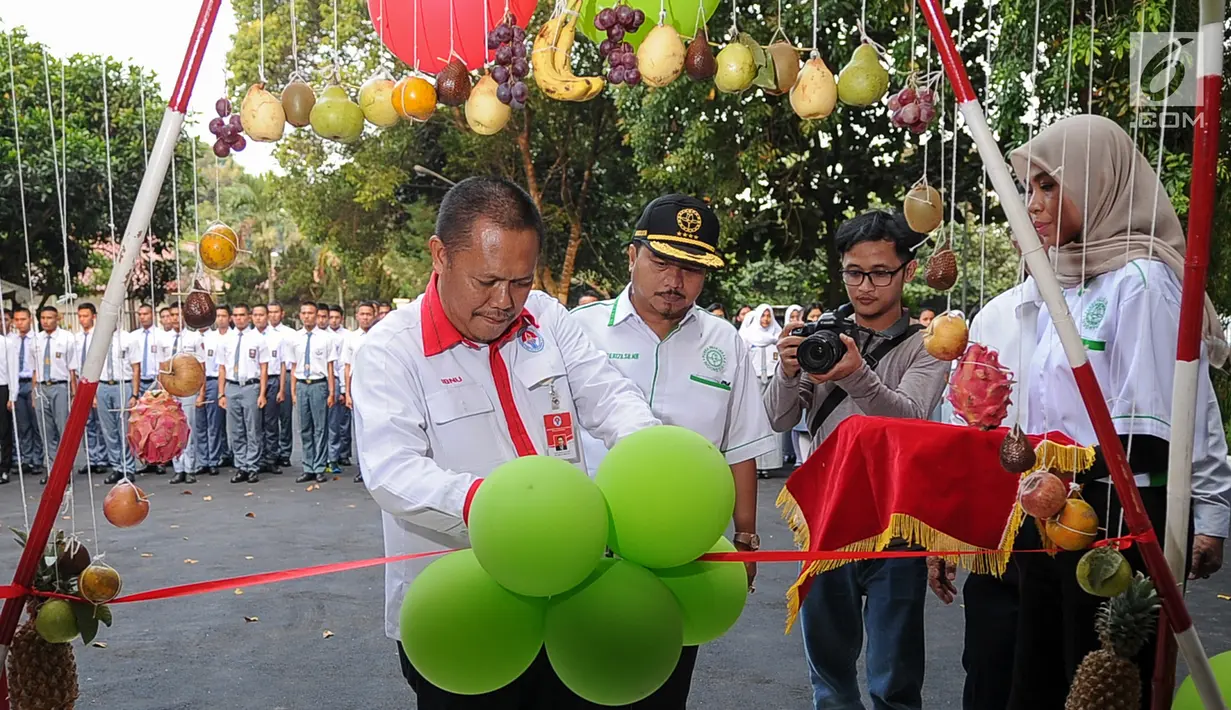 Pembina Upacara, Asdep Kepemimpinan dan Kepeloporan, Ibnu Hasan membuka prosesi Tantingan Paskibraka di PPPON, Cibubur, Jakarta Timur, Selasa (25/7). Upacara tantingan merupakan tradisi di hari pertama diklat Paskibraka. (Liputan6.com/Yoppy Renato)