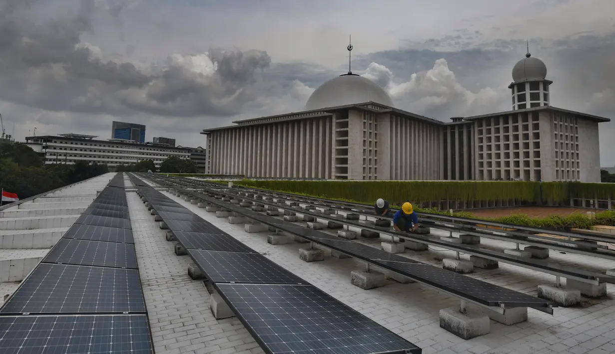 Petugas memeriksa panel surya 150 Mpw yang mampu mensuplai 20 persen total kebutuhan operasional listrik masjid di Masjid Istiqlal, Jakarta, Senin (17/02/2025). (merdeka.com/Arie Basuki)