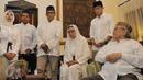 Calon Wakil Gubernur DKI nomor urut tiga, Sandiaga Uno mengunjungi kediaman orangtuanya untuk memohon doa restu sebelum menggunakan hak pilihnya pada Pilkada DKI 2017 di kawasan Kebayoran Baru, Jakarta, Rabu (19/4). (Liputan6.com/Helmi Afandi)