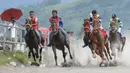 Sejumlah joki muda memacu kuda dalam lomba pacuan kuda tradisional di Takengon, Aceh, 10 Maret 2018. Budaya yang telah diwariskan turun temurun sejak zaman kolonial Belanda untuk merayakan musim panen tahunan. (AFP PHOTO/CHAIDEER MAHYUDDIN)