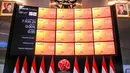 IHSG menguat 96,613 poin atau 1,22 persen, hingga berhenti di level 8.031,874. Tampak dalam foto, potret Presiden Indonesia Prabowo Subianto (kiri atas) dan Wakil Presiden Gibran Rakabuming Raka (kanan atas) mengapit layar yang menampilkan pergerakan pasar saham di Bursa Efek Indonesia menjelang perdagangan, Jakarta pada Senin 9 Februari 2026. (BAY ISMOYO/AFP)