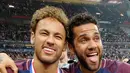 Pemain Paris Saint-Germain, Neymar dan Dani Alves berpose dengan trofi seusai menjuarai Piala Prancis (Coupe de France) di Stade de France, Rabu (9/5). PSG menang 2-0 atas Tim divisi tiga, Les Herbiers pada final Piala Prancis. (AP/Michel Euler)