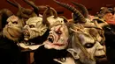 Sejumlah topeng setan bertanduk yang akan dikenakan saat persiapan persiapan perayaan Krampus, di kota Bohemian selatan Kaplice, Republik Ceko (10/12). Di cerita lain, ritual ini juga bertujuan untuk mengusir hantu musim dingin. (Reuters/David W Cerny)