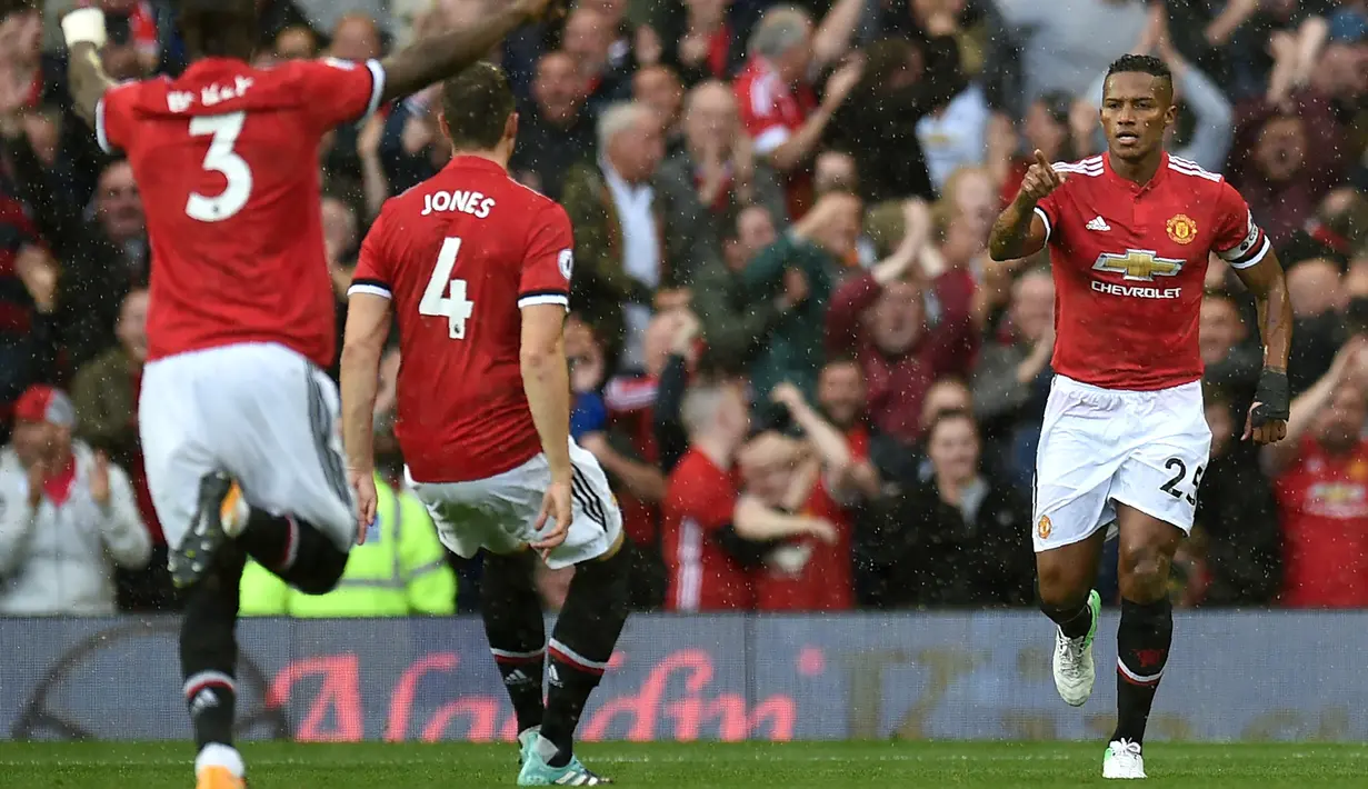 Gol spektakuler pemain Manchester United, Antonio Valencia (kanan) membuka keunggulan Setan Merah atas Everton pada lanjutan Premier League di Old Trafford, Manchester (17/9/2017). MU menang 4-0.  (AFP/Oli Scarff)