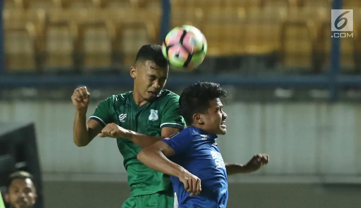 Gelandang PSMS Medan, Abdul Aziz Lufti Akbar (kiri) berebut bola atas dengan pemain PSM Makassar di laga penyisihan grup A Piala Presiden 2018 di Stadion GBLA, Bandung, Selasa (16/1). PSMS unggul 2-1. (Liputan6.com/Helmi Fithriansyah)