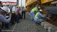 Menteri Perhubungan Budi Karya Sumadi meninjau pemasangan rel kereta cepat Jakarta-Bandung. Instalasi oerdana dilakukan di Depo Tegaluar, Jawa Barat.