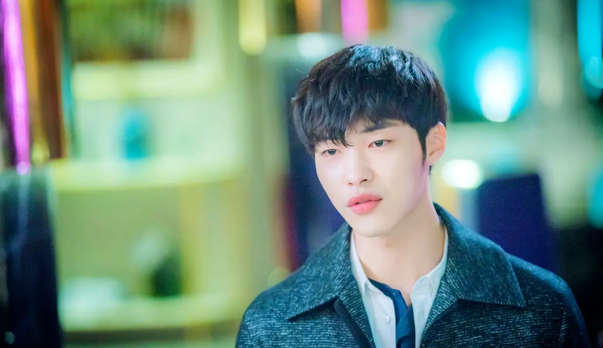 Seorang pewaris konglomerat Korea Selatan bernama Kwon Si Hyeon (Woo Do-hwan) dalam srakor Tempted adalah sosok yang suka membuat onar dengan dua sahabatnya. Sosoknya yang menyebalkan pun berubah saat ia bertemu dengan Eun Tae Hee yang diperankan Joy. (Foto: Netflix)