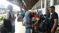 Pemudik memadati Stasiun Pasar Senen, Jakarta. (Liputan6.com/Oscar Ferri)