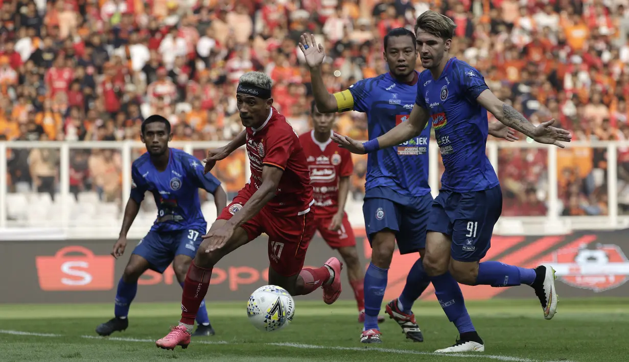 Gelandang Persija Jakarta, Bruno Matos, berusaha melewati pemain Arema FC pada laga Shopee Liga 1 di SUGBK, Jakarta, Sabtu (3/8). Persija bermain imbang 2-2 atas Arema. (Bola.com/Yoppy Renato)