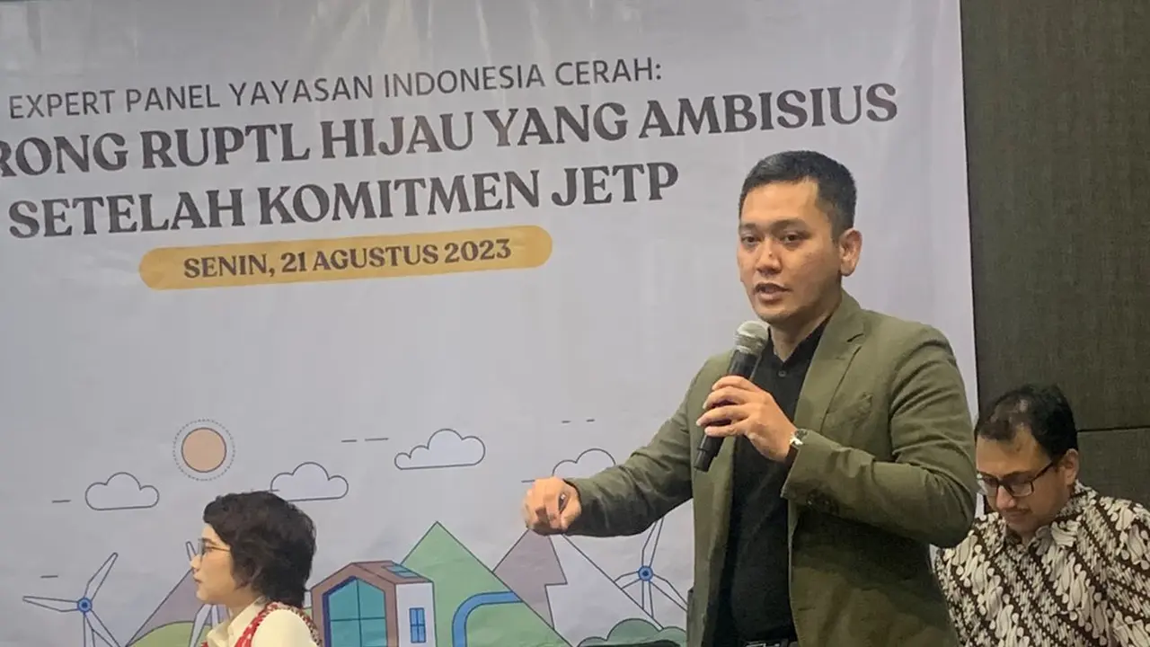 Analis energi Institute for Energy Economics and Financial Analysis (IEEFA) Putra Adhiguna dalam acara Expert Panel Yayasan Indonesia Cerah pada Senin (21/8/2023). 