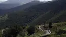 Deretan pebalap sedang berlomba di area pegunungan Pyrenees di Etappe 11 Tour de France yang berjarak 188 km (116.8 miles) di Pau menuju Cauterets di Prancis.  (15/7/2015). (REUTERS/Stefano Rellandini)