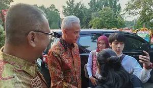 Mantan Calon Presiden nomor urut 3, Ganjar Pranowo usai menghadiri seminar doktoral Sekjen PDIP Hasto Kristiyanto di Universitas Indonesia. (Liputan6.com/Ady Anugrahadi)