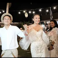 Dimas Anggara dan Nadine Chandrawinata saat berdansa. (Instagram @theweddings.diary)