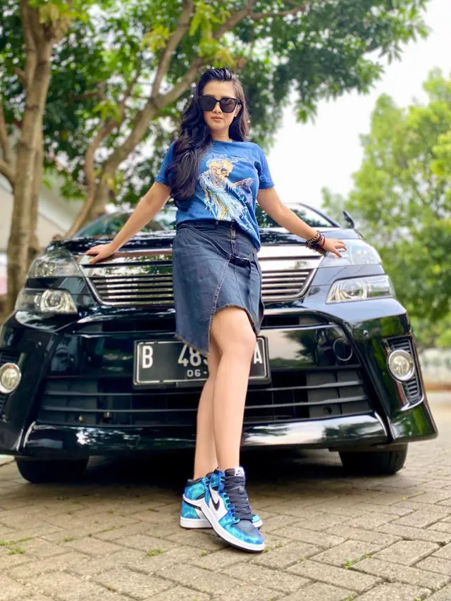 6 Gaya Sporty Fitri Carlina, Tetap Stylish Bak Anak Muda