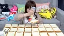 Awalnya Yuka Kinoshita hanya memakan rotinya begitu saja, tapi selanjutnya Youtuber asal Jepang tersebut mulai menambahkan mentega, selai, keju, madu dan juga mayonaise ke dalam roti tawar yang dimakannya. (dailymail.co.uk)