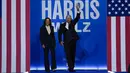 Kandidat Presiden AS dari Partai Demokrat Kamala Harris dan calon Wakil Presiden, Gubernur Minnesota Tim Walz tiba pada rapat umum kampanye di Philadelphia, Selasa (6/8/2024). (AP Photo/Matt Rourke)