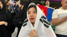 Datang langsung beri dukungan untuk Korea Selatan, Wheein Mamamoo unggah sederet keseruannya saat saksikan laga kontra Korsel vs Portugal pada jumat lalu. Skor sempat imbang jelang menit terakhir pertandingan sebelum akhirnya ditutup dengan tendangan dari Hwang Hee-chan di injury time, ketegangan terlihat jelas di wajah penyanyi berusia 27 tahun ini. (Liputan6.com/IG/@whee_inthemood)