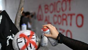 Sejumlah aktivis menggelar aksi Anti-Piala Dunia 2026 di luar Stadion Azteca, Meksiko pada Rabu (27/05/2026) waktu setempat. (AFP/Yuri Cortez)
