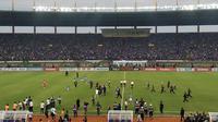 Penonton mencoba masuk ke lapangan di Stadion Si Jalak Harupat seusai laga Persebaya vs Persib di Piala Presiden 2019, Kamis (7/3/2019). (Bola.com/Muhammad Adiyaksa)