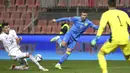 Pemain Bosnia-Herzegovina Anel Ahmedhodzic (kiri) mencoba untuk memblokir tendangan pemain Ukraina Oleksandr Zubkov (tengah) pada pertandingan kualifikasi Grup D Piala Dunia 2022 di Stadion Bilino Polje, Zenica, Bosnia, 16 November 2021. Ukraina menang 2-0. (AP Photo)