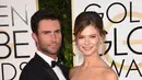 Penyanyi Adam Levine dan model Behati Prinsloo menghadiri Penghargaan Golden Globe Tahunan ke-72 di The Beverly Hilton Hotel di Beverly Hills, California pada 11 Januari 2015. Sumner Stroh mengunggah video TikTok, di mana Stroh mengklaim keduanya berselingkuh selama sekitar satu tahun. (Jason Merritt/Getty Images/AFP)