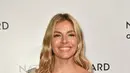 Sienna Miller berpose saat tiba untuk acara National Board of Review Awards Gala di Cipriani 42nd Street di New York City pada 8 Januari 2023. Si cantik memilih riasan halus, menampilkan bibir telanjang dan sentuhan maskara. (AFP/Angela Weiss)