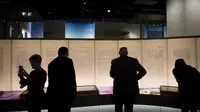 Perkamen Gulungan Laut Mati yang disimpan di Museum Alkitab, Washington DC, dinyatakan palsu secara sains (AFP)