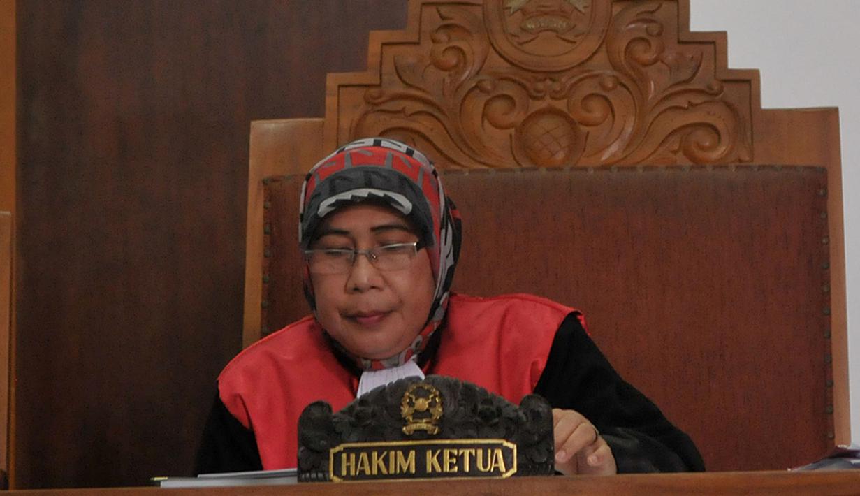 Hakim tunggal, Tati Hardianti, memimpin sidang lanjutan Praperadilan SDA terhadap KPK di Pengadilan Negeri Jakarta Selatan, Kamis (2/4/2015).  Sidang lanjutan Praperadilan dengan agenda mendengarkan keterangan saksi ahli. (Liputan6.com/Johan Tallo)