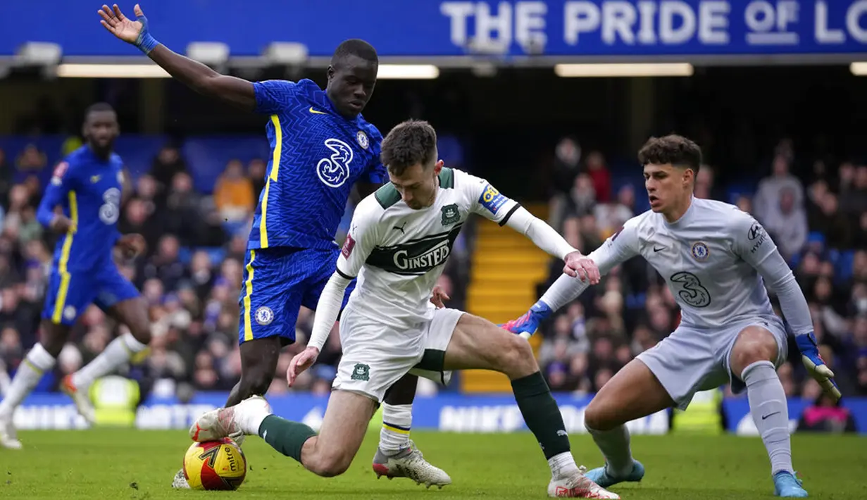Pemain Plymouth Argyle Ryan Hardie (tengah) berebut bola dengan pemain Chelsea Malang Sarr pada putaran keempat Piala FA di Stadion Stamford Bridge, London, Inggris, 5 Februari 2022. Chelsea menang 2-1. (AP Photo/Matt Dunham)
