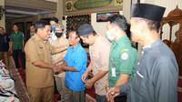 Penyerahan bantuan tersebut dilakukan secara simbolis oleh Sekretaris Jenderal (Sekjen) Kemendagri Suhajar Diantoro kepada para pegawai di Masjid An Nuur Kemendagri, Jakarta, Senin (20/3/2023).