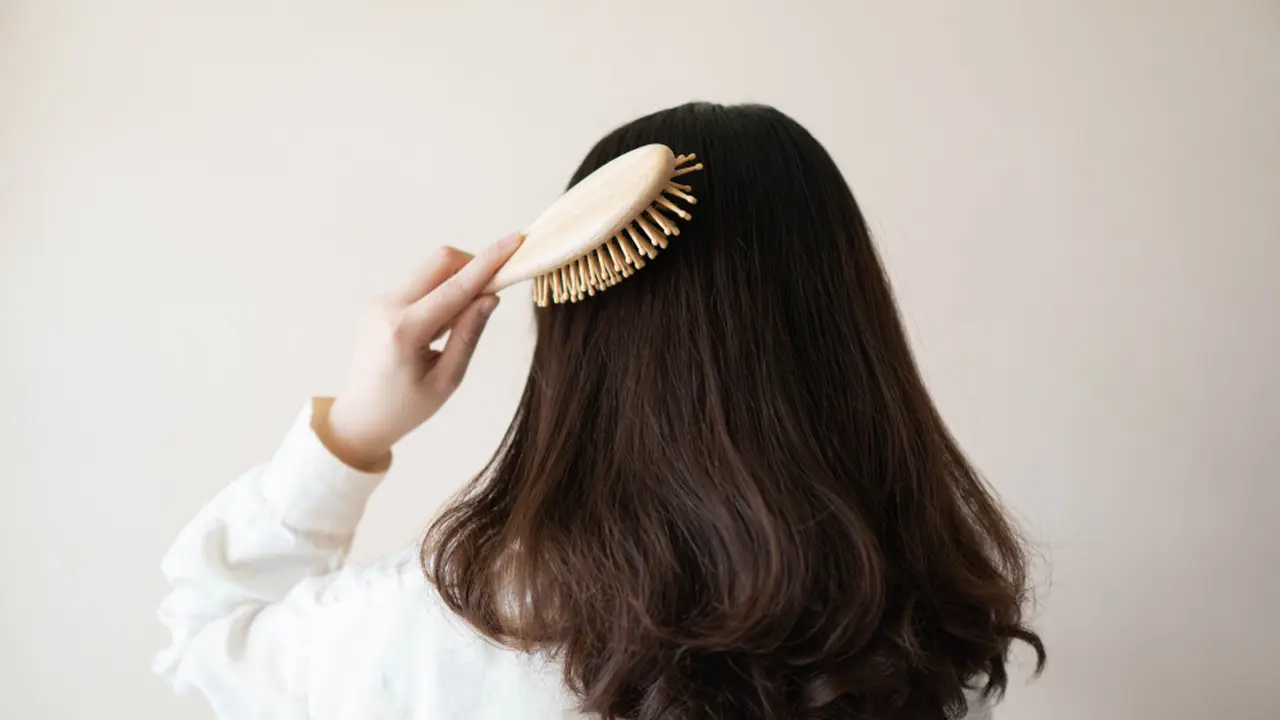 Sayangi Rambut, Sudahkah Memperhatikan Kebersihan Sisir yang Digunakan?