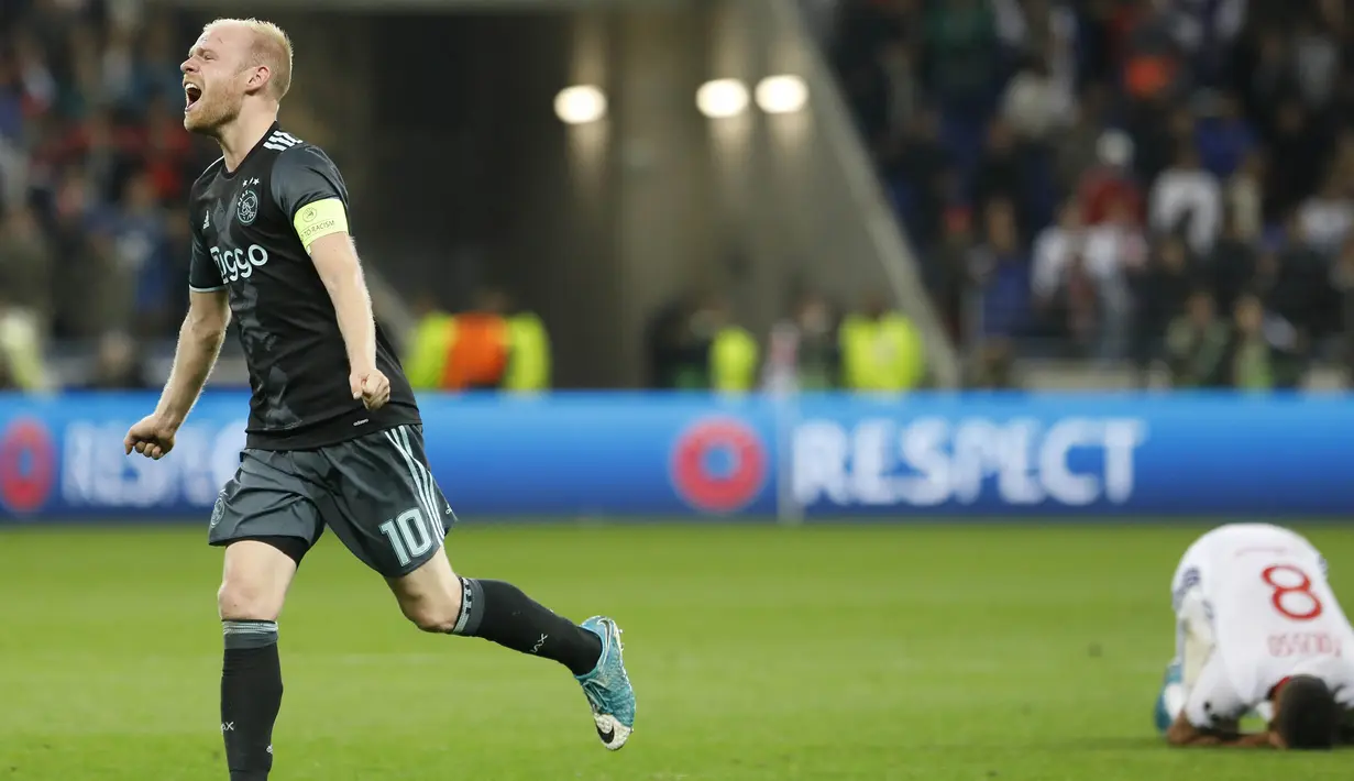 Gelandang Ajax Amsterdam, Davy Klaassen, melakukan selebrasi usai laga semifinal Liga Europa di Stadion Parc Olympique Lyonnais, Kamis (12/05/2017). Lyon menang dengan skor 3-1.(AP/Laurent Cipriani)