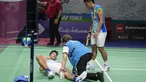 Dokter memeriksa ganda putra Indonesia Yeremia Rambitan yang cedera di dekat rekannya, Pramudya Kusumawardana saat melawan pasangan Malaysia Aaron Chia/Soh Wooi Yik pada perempat final Indonesia Open 2022 di Istora Senayan, Jakarta, Jumat (17/6/2022). Pram/Yere secara dramatis dikalahkan pasangan Malaysia Aaron Chia/Soh Wooi Yik 21-14, 12-21, 20-22. (AP Photo/Dita Alangkara)