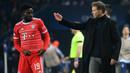 Pelatih Bayern Munchen, Julian Nagelsmann memberikan instruksi kepada Alphonso Davies sebelum memasuki lapangan saat menghadapi PSG dalam laga leg pertama babak 16 besar Liga Champions 2022/2023 di Parc des Princes Stadium, Paris (14/2/2023). Alphonso Davies memang hanya tampil 45 menit saja saat menghadapi PSG. Ia dimasukkan pelatih Julian Nagelsmann di awal babak kedua menggantikan Joao Cancelo. (AFP/Franck Fife)