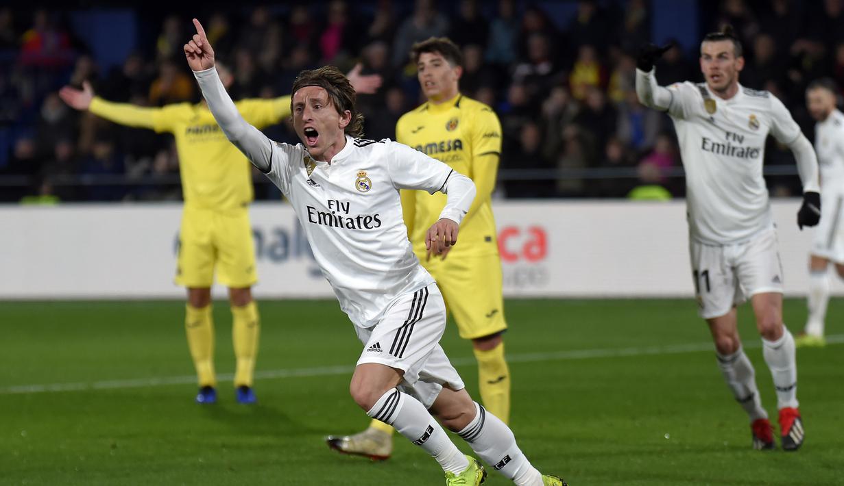 6. Ekspresi Luka Modric merayakan gol dari Lucas Vazques pada laga lanjutan LaLiga yang berlangsung di Stadion DeLa Ceramica, Spanyol, Jumat (4/12). Real Madrid ditahan imbang Villareal 2-2.  (AFP/Jose Jordan)