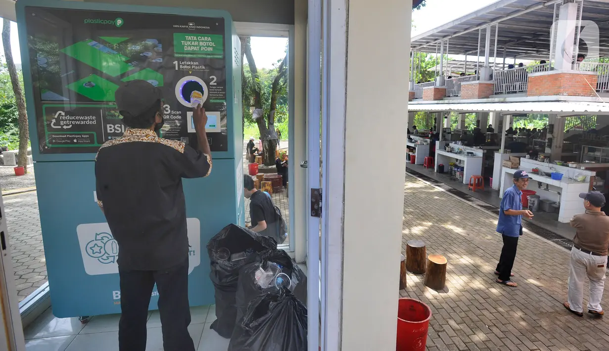 Warga berdiri di depan Reverse Vending Machine (RVM) untuk menukarkan sampah botol plastik di kantin Kampus Vokasi UI, Depok, Jawa Barat, Selasa (7/3/2023). Penukaran sampah botol plastik dengan saldo Rekening Bank Syariah Indonesia di area Kampus Vokasi UI berlangsung Senin hingga Minggu dengan estimasi waktu pukul 08.00 - 18.00 WIB yang bertujuan mengurangi sampah platik di lingkungan warga. (merdeka.com/Arie Basuki)