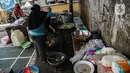 Warga memasak makanan untuk dibagikan di zona merah covid-19 Kelurahan Petogogan RT 006 RW 003, Jakarta, Selasa (22/6/2021). Dapur umum itu menyuplai kebutuhan makanan berat serta minuman untuk warga yang menjalani isolasi dan terdampak akibat COVID-19. (Liputann6.com/Faizal Fanani)