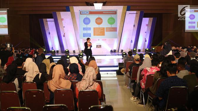 Direktur Program SCM, Harsiwi Achmad memberikan materi tentang dunia pertelevisian kepada peserta EGTC 2018 Bandung di Graha Sanusi Hardjadinata, Universitas Padjajdaran, Bandung, Kamis (6/12). (Liputan6.com/Helmi Fithriansyah)