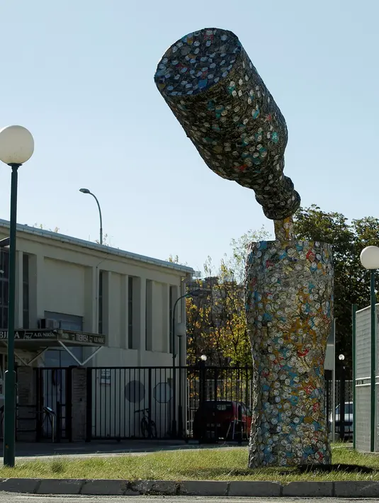 Patung 'Bottle and glass' setinggi lima meter terlihat dipajang di Niksic, Montenegro, Senin (31/10). Patung karya seniman Nikola Simanic dan Marko Petrovic Njegos itu terbuat dari ribuan kaleng bir. (REUTERS / Stevo Vasiljevic)