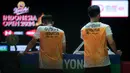 <p>Reaksi kecewa ganda putra Indonesia, Sabar Karyaman/Moh Reza Pahlevi setelah dikalahkan pasangan Malaysia, Man Wei Chong/Kai Wun Tee pada laga semifinal turnamen bulu tangkis Indonesia Open 2024 di Istora Senayan, Jakarta, Sabtu (8/6/2024). Sabar Karyaman/Moh Reza Pahlevi kalah dua game langsung 27-29, 13-21. (Bola.com/Bagaskara Lazuardi)</p>