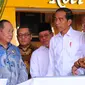 Presiden Joko Widodo berbincang dengan Menko Perekonomian Darmin Nasution saat meresmikan proyek Kawasan Ekonomi Khusus (KEK) di Bandara Sam Ratulangi Manado, Senin (1/4). Jokowi meresmikan tiga KEK, Rusun Mahasiswa IAIN Kota Manado dan Rusun Mahasiswa UKI Kota Tomohon. (Liputan6.com/Angga Yuniar)