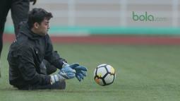 Aksi kiper Uzbekistan menghalau bola pada uji coba lapangan di Stadion Pakansari, Bogor, (26/4/2018). Uzbekistan merupakan salah satu tim yang akan mengikuti ajang PSSI Anniversarry Cup 2018. (Bola.com/Nick Hanoatubun)