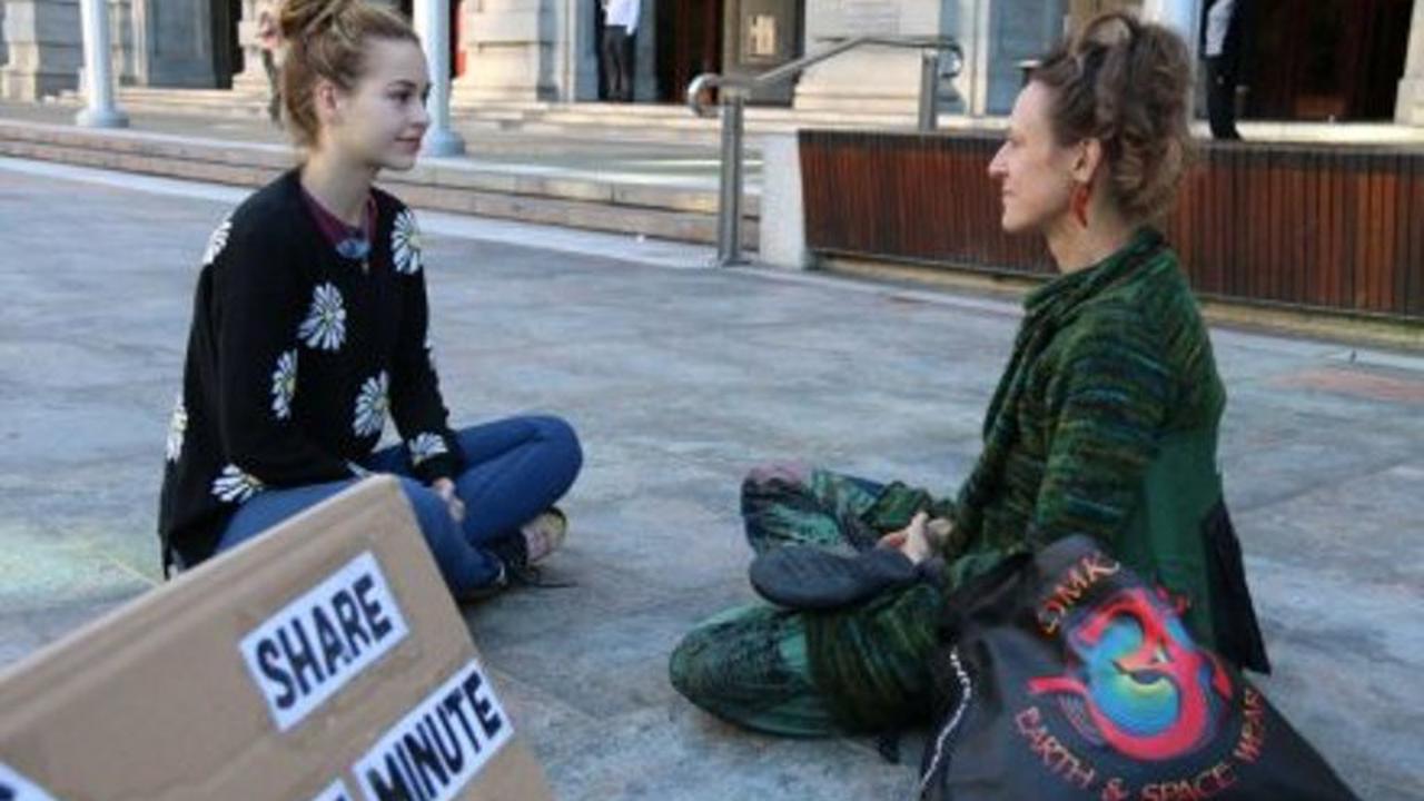 Rahasia di Balik Bertatapan Mata Selama Satu Menit