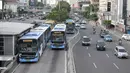 Bus Transjakarta melintas di Jalan Hayam Wuruk, Jakarta, Sabtu (7/1). PT Transjakarta tambah 2.000 unit bus, sehingga pada akhir tahun 2017 jumlah bus yang dimiliki bisa mencapai 3.300 unit. (Liputan6.com/Yoppy Renato)