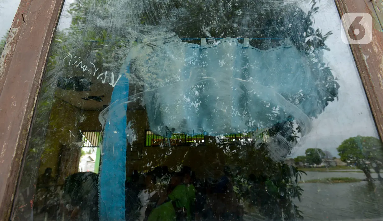 Kondisi kaca yang rusak di SDN Samudrajaya 04, Desa Samudrajaya, Kecamatan Tarumajaya, Kabupaten Bekasi, Jawa Barat, Selasa (21/1/2020). Murid SDN Samudrajaya 04 terpaksa belajar di gedung sekolah yang rusak sejak tahun 2014. (merdeka.com/Imam Buhori)